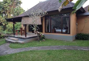 Bhuana Shanti Homestay has rooms with a private hot tub
