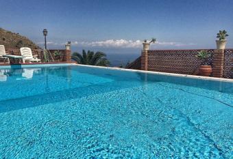 Villa Branco allows 18 year olds to book a room