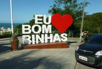 Apartamento 12 - Bombinhas - 200 metros da praia allows 18 year olds to book a room