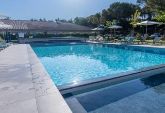 Kyriad R  sidence Cabri  s - Plan de Campagne allows 18 year olds to book a room