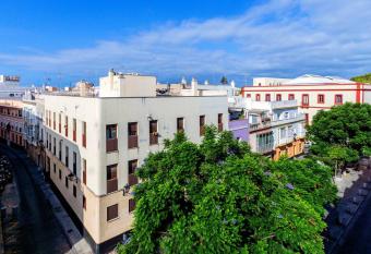 RV- Little Blue House - Mentidero allows 18 year olds to book a room