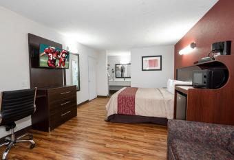 Red Roof Inn Starkville - University allows 18 year olds to book a room