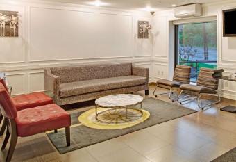 Ramada by Wyndham Staten Island has Smoking rooms