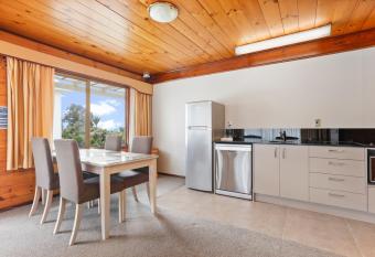 Waitakere Resort & Spa has rooms with a private hot tub