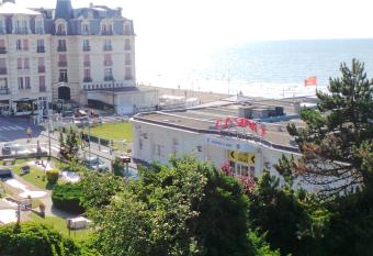 Residence le Crisenoy allows 18 year olds to book a room