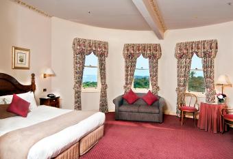 Mountain Heritage Hotel has rooms with a private hot tub