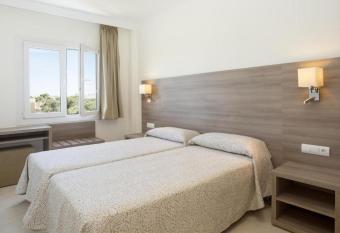 Cabot Tres Torres Apartamentos allows 18 year olds to book a room