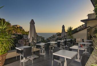 Hotel Villa Argentina allows 18 year olds to book a room