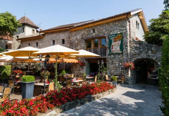 Le Vieux Logis has Balcony rooms