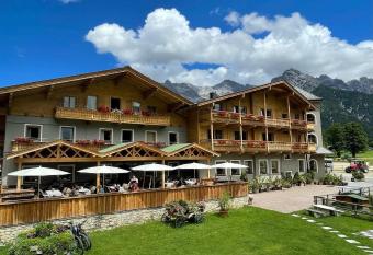 Landhotel Strasserwirt has Balcony rooms