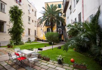 La Controra Hostel Naples has Balcony rooms
