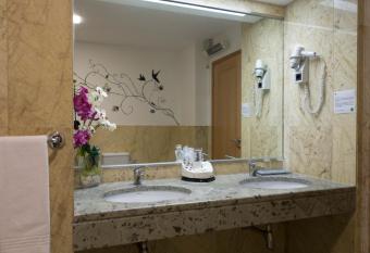 Hotel Do Parque - Congress & SPA has rooms with a private hot tub