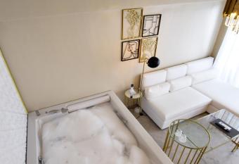 John s Hotel has rooms with a private hot tub