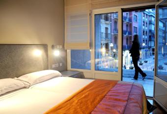 Juego Bolos Ostatua allows 18 year olds to book a room