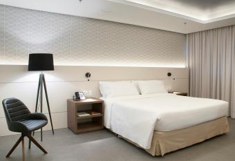 Master Porto Alegre Hotel - Av Carlos Gomes, Proximo Consulado Americano allows 18 year olds to book a room