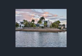 NewPort Dream Quiet Island - No Party Maximum 9-10 People has rooms with a private hot tub