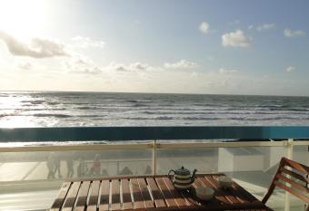 les pieds dans l eau has Balcony rooms