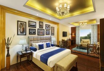 La Marvella, Bengaluru has rooms with a private hot tub