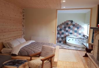 Pashuta has rooms with a private hot tub