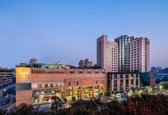 Crowne Plaza Foshan, an IHG Hotel - Exclusive bus stations for HKSAR round-trips allows 18 year olds to book a room