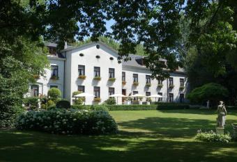 Kasteel van Nieuwland has rooms with a private hot tub