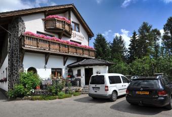 Penzi  n Lamp     has Balcony rooms