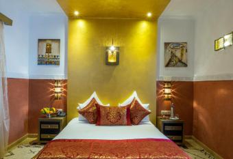 Riad Nesma Suites & Spa has rooms with a private hot tub