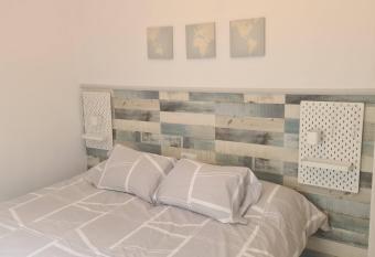 Apartamentos El Barrio has Balcony rooms