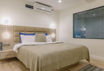 The Wilson Galata Hotel has rooms with a private hot tub