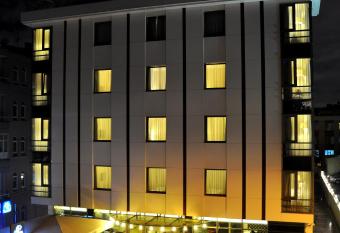 Niza Park Hotel allows 18 year olds to book a room