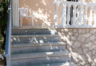 Doroufi Inn has rooms with a private hot tub