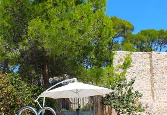 domaine de bessilles has Balcony rooms