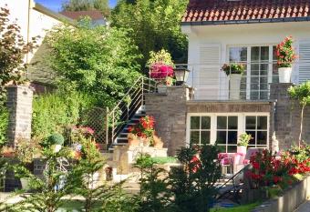 Studio swimming pool BXL allows 18 year olds to book a room