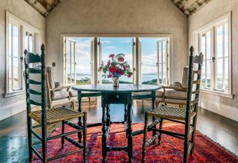 Mudbrick Cottages has rooms with a private hot tub