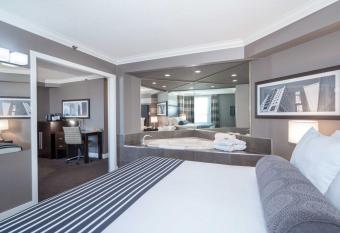 Sandman Signature Mississauga Hotel has rooms with a private hot tub