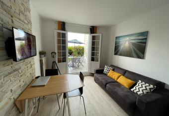 le CORDIER Appartement avec terrasse    TROUVILLE SUR MER has Balcony rooms