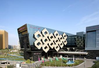 Crowne Plaza Riyadh - RDC Hotel & Convention, an IHG Hotel has rooms with a private hot tub