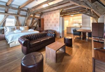 Wellness Hotel Republika 24 Apartments has rooms with a private hot tub