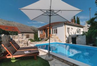 Holiday House with heated pool has Balcony rooms