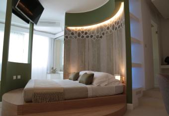 La Dimora delle Fate Luxury & SPA has rooms with a private hot tub