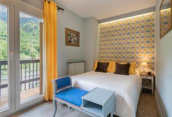 HostalTina has Balcony rooms