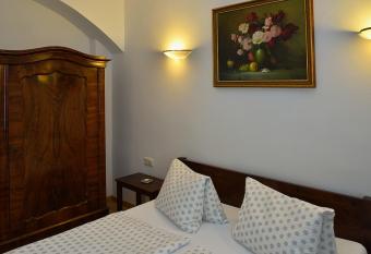 V  rfal Vend  gh  z has Balcony rooms