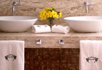 Pousada Tranquilandia Village has rooms with a private hot tub