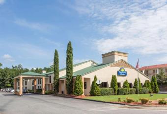 Days Inn & Suites by Wyndham Peachtree Corners/Norcross allows 18 year olds to book a room