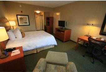 Hilton Garden Inn Hattiesburg has rooms with a private hot tub