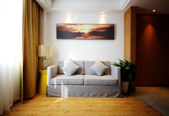 Lanmei Boutique Hotel (Dongfanghong Square Branch) has rooms with a private hot tub