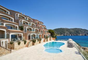 Bah  a Suites Camp de Mar has Balcony rooms