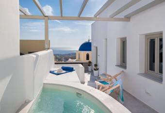 Altemar Suites has rooms with a private hot tub