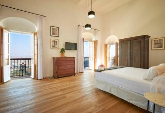 Bekkeh has Balcony rooms