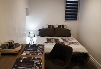 studio centre d Aix allows 18 year olds to book a room